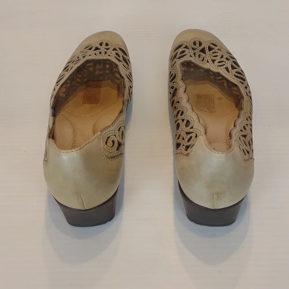 Earth Shoe Leather Bayside Biscuit Heavy Padded Laser Cut Scroll Slip On Wedges